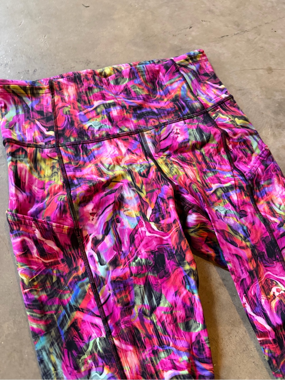 Like new lululemon athletica Pink Multi-Color Abstract Print Leggings size 6 - Picture 2 of 4